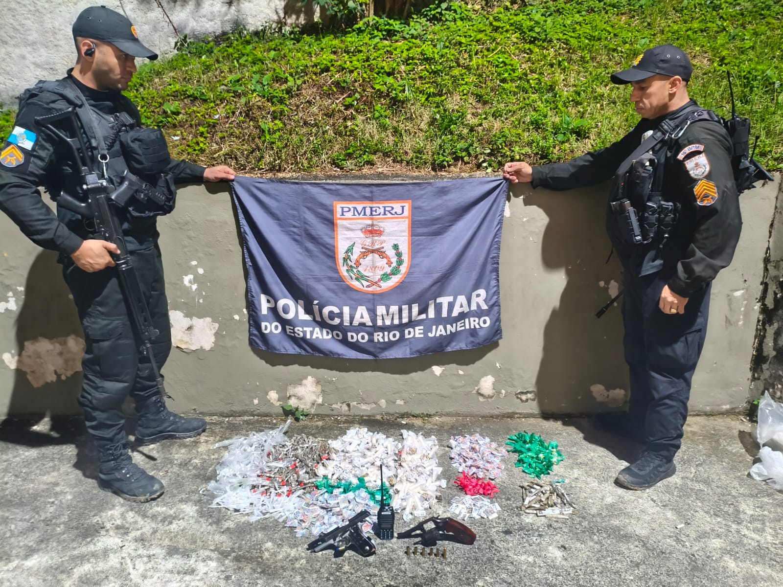 PMs do 16º BPM apreendem revólver e drogas em Vigário Geral